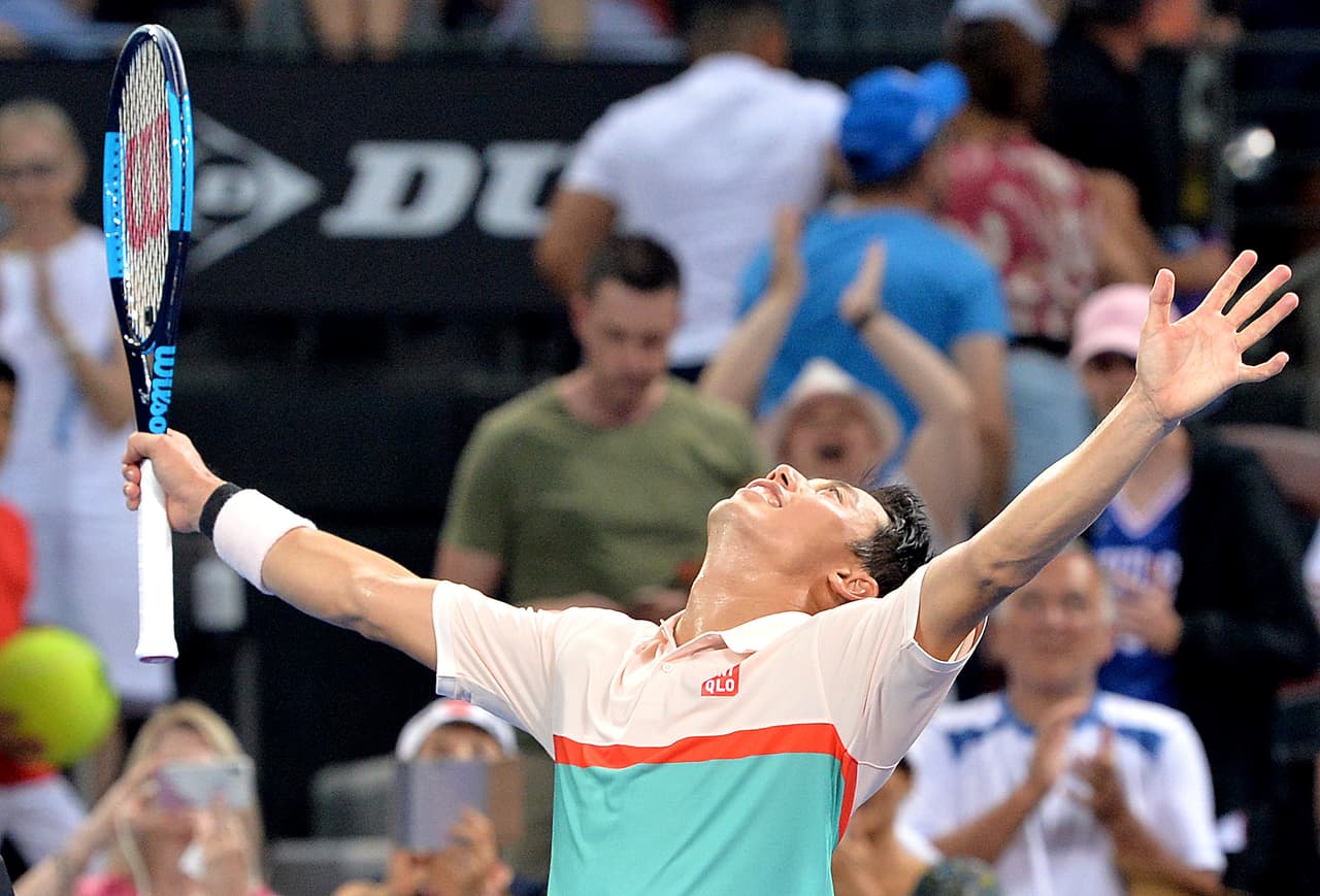 El japonés Kei Nishikori derrotó a Daniil Medvedev por 6-4, 3-6 y 6-2 y la checa Karolina Pliskova venció a Lesia Tsurenko por 4-6, 7-5, 6-2 para coronarse en las ramas masculina y femenina, respectivamente, en el Brisbane International, el primer torneo de tenis del 2019.