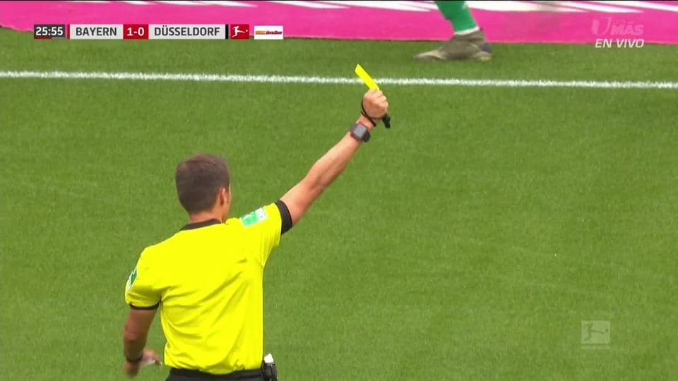 Tarjeta amarilla. El árbitro amonesta a Kenan Karaman de Fortuna Düsseldorf