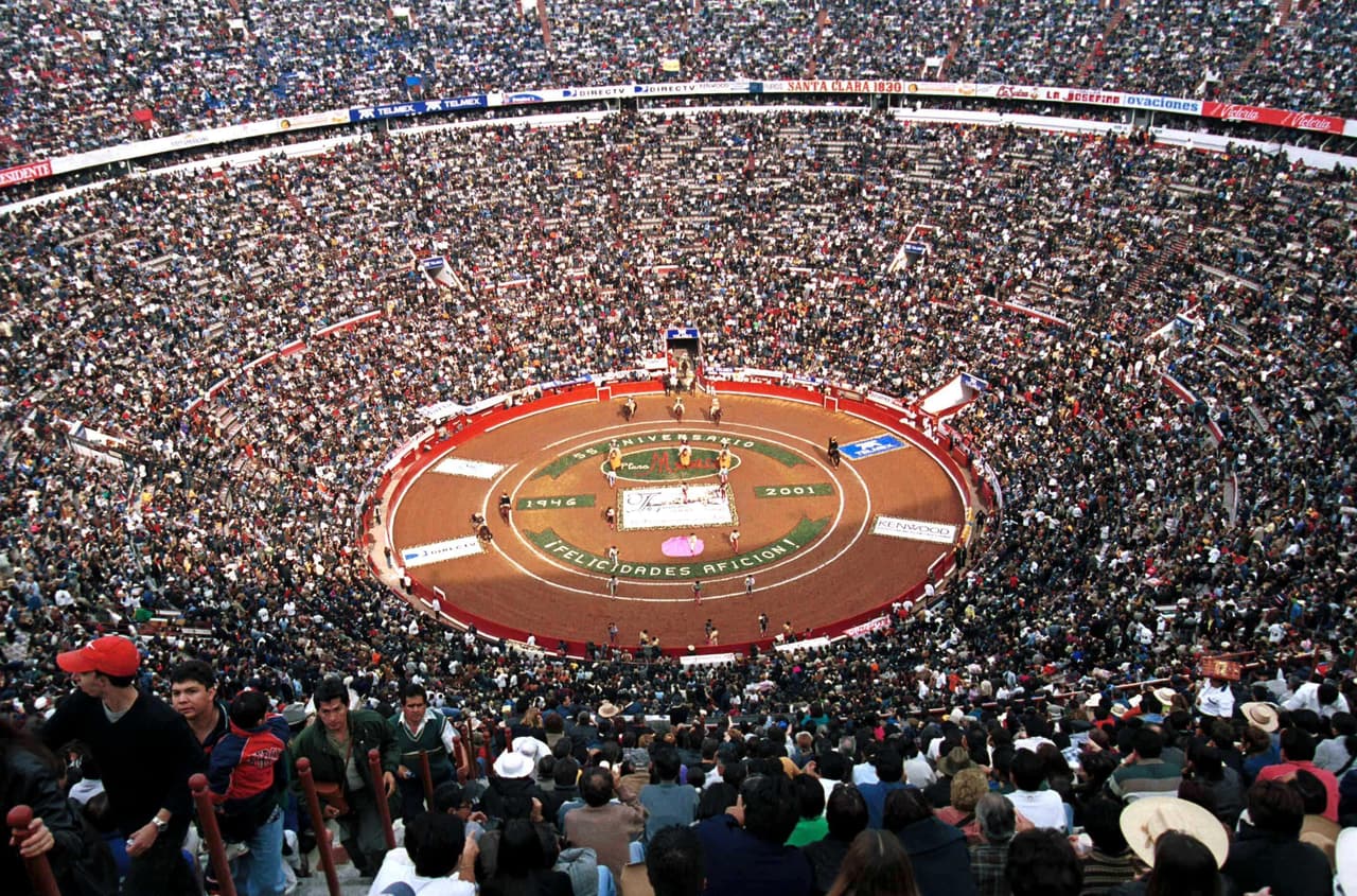 Felipe Calderón Hinojosa en 2006, realizó un evento en la Monumental Plaza México a propósito de su victoria en las elecciones presidenciales.