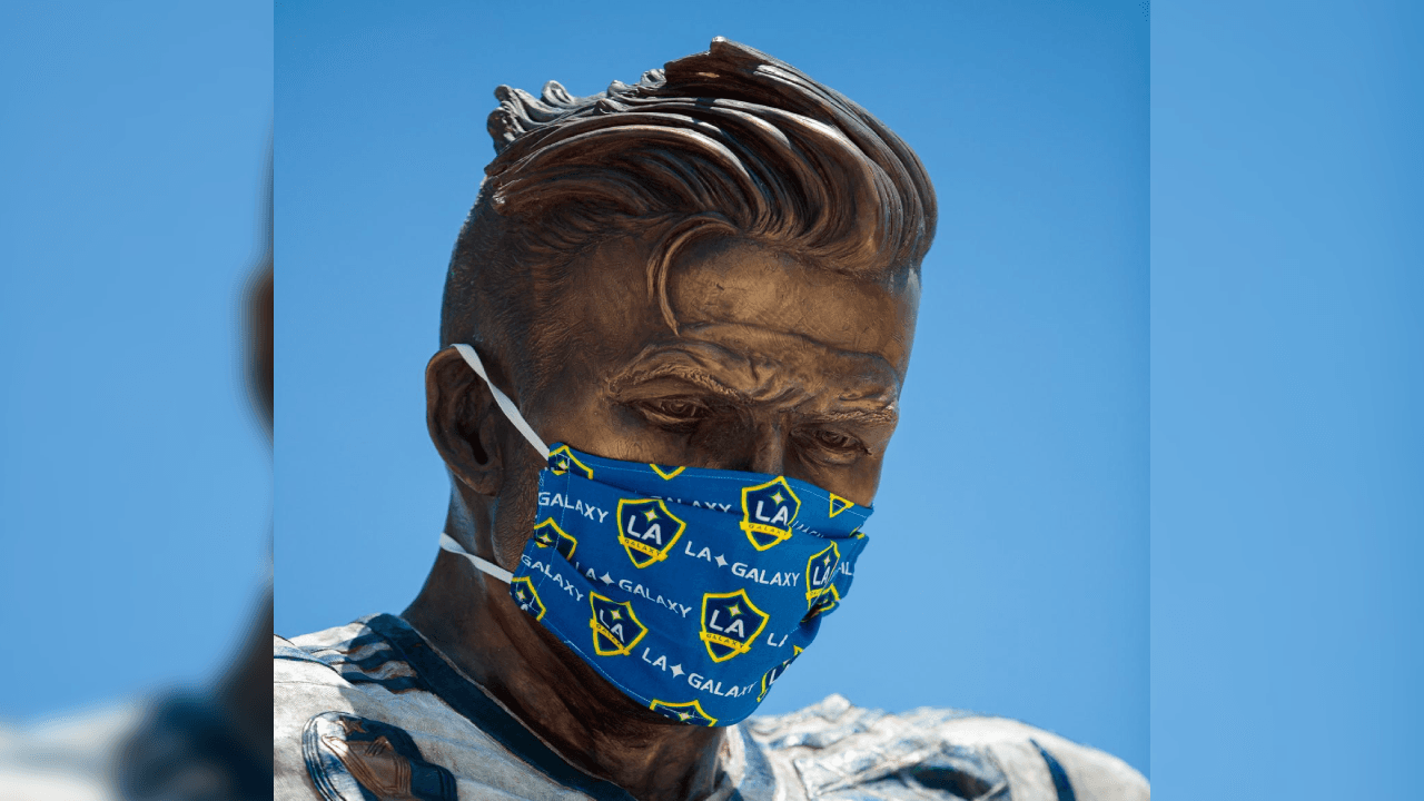 La época del COVID-19 también tuvo repercusiones en la estatua de David Beckham en las afueras del estadio Dignity Health Sports Park, ubicado en Carson, California.