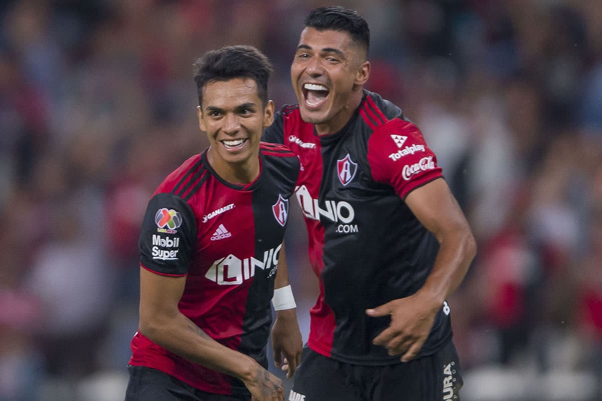Los goles de Jefferson Duque (derecha) y Ulises Cardona (izquierda) le devolvieron el triunfo al Atlas después de 161 días en la Liga MX, con el 2-0 sobre Toluca de este viernes.