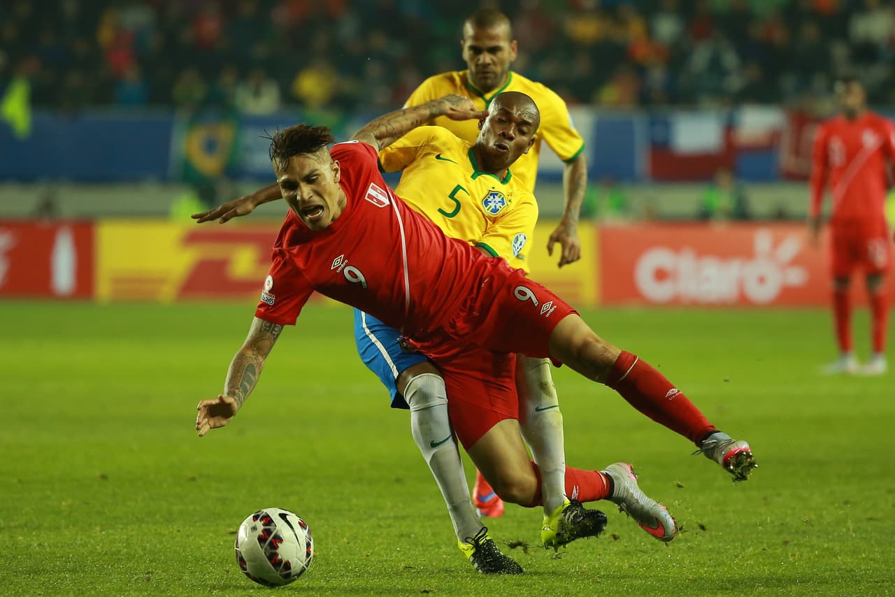 Los peruanos también aprovechaban errores defensivos de la zaga brasileña pero no tampoco no concretó.