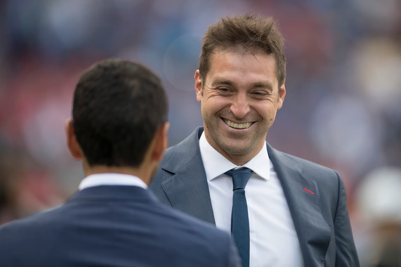 Jaime Lozano y Diego Alonso se saludan al inicio del encuentro.