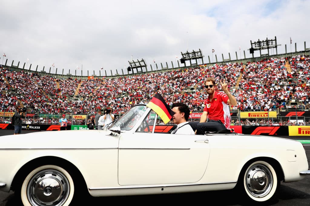Sebastian Vettel de Ferrari recorre el circuito a bordo del auto antiguo.