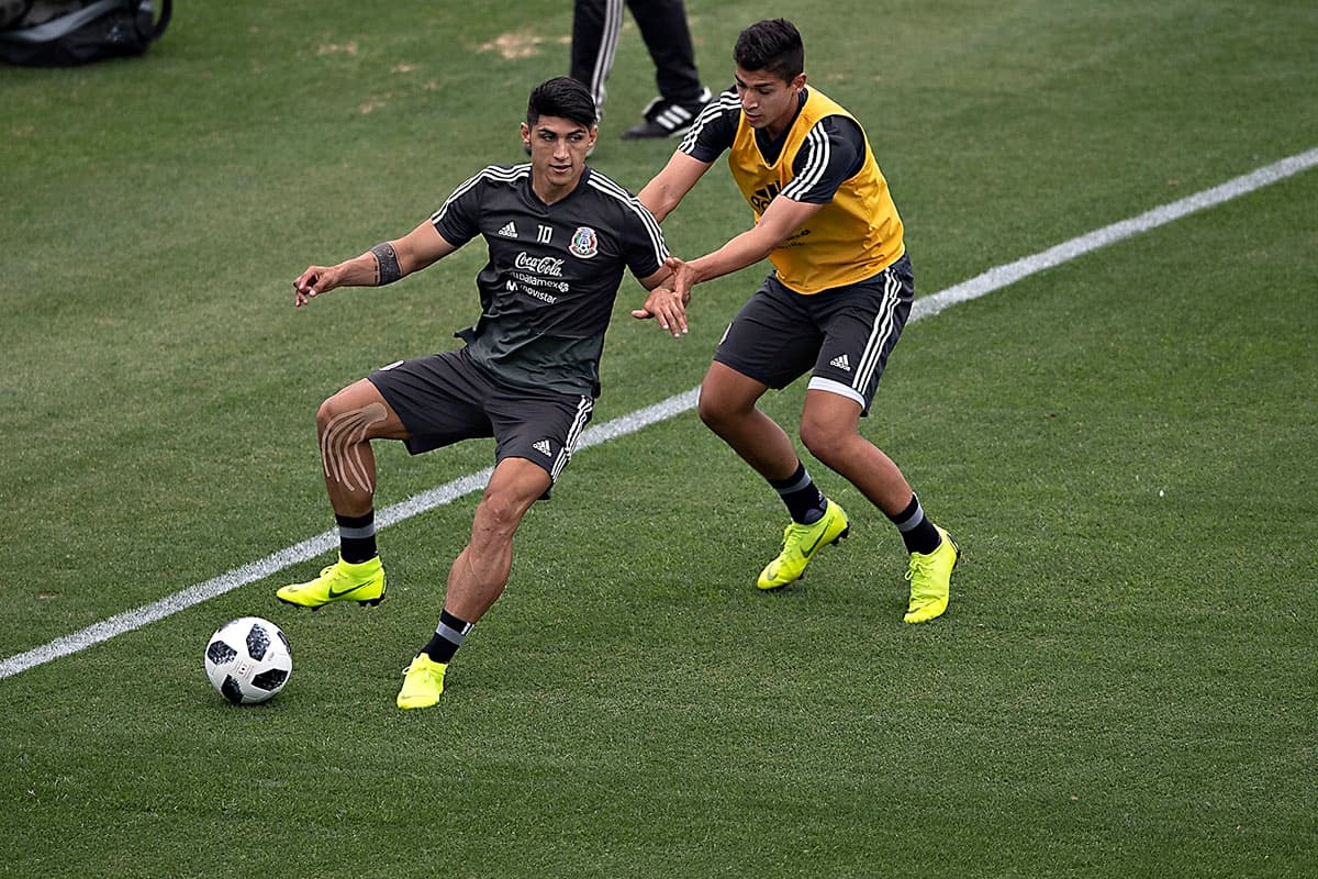 La segunda parte del trabajo fue con fútbol en espacio reducido, sin mayor desgaste para jugadores como Alan Pulido (izquierda) quien también jugó 45 minutos el viernes.