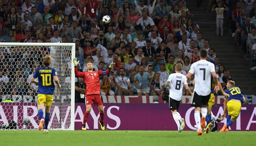 Ola Toivonen (derecha) sorprendió con un golazo para Suecia al minuto 32 para tomar ventaja sobre el vigente campeón del Mundo.