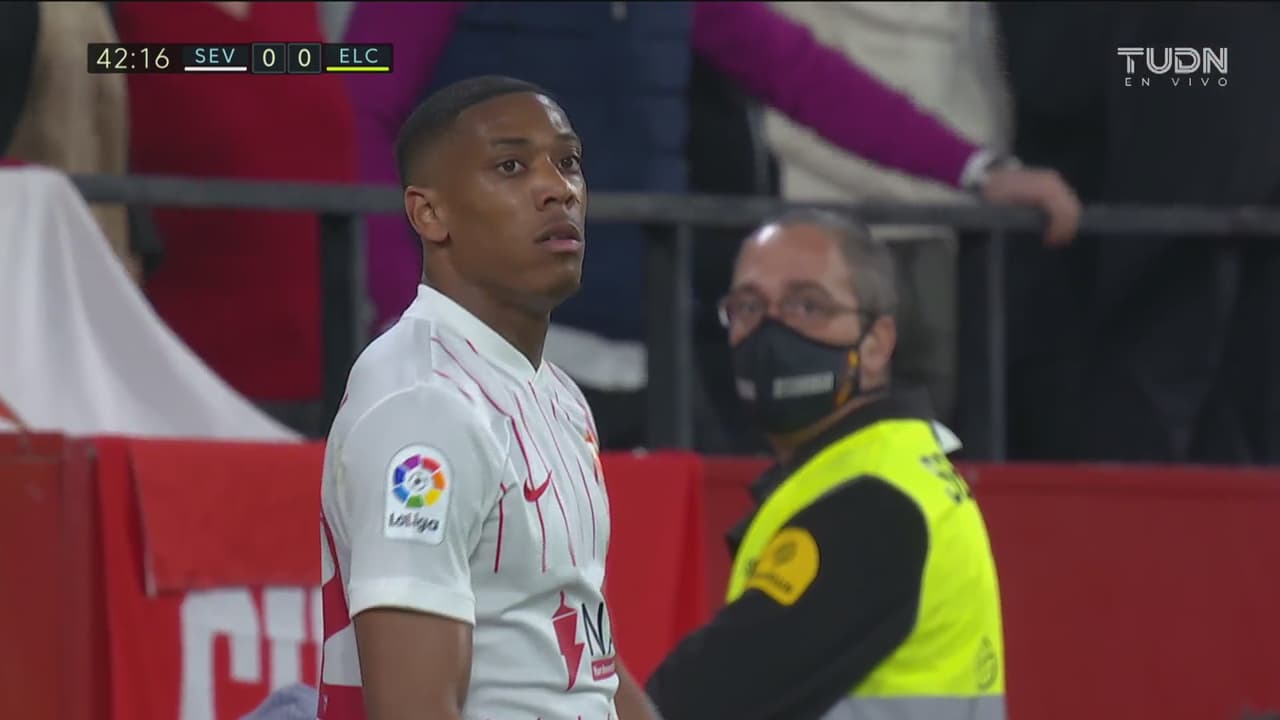 ¿Así la pensó? Badía no se queda con el balón, pero asusta a Martial