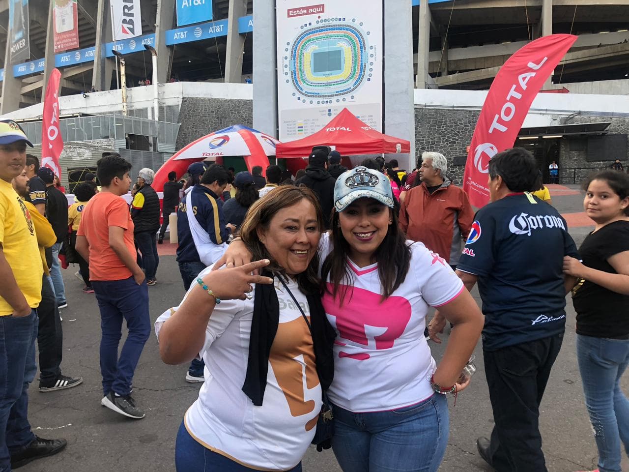 En las afueras del Estadio Azteca los fanáticos vivieron la antesala de la Semifinal entre América y Pumas.