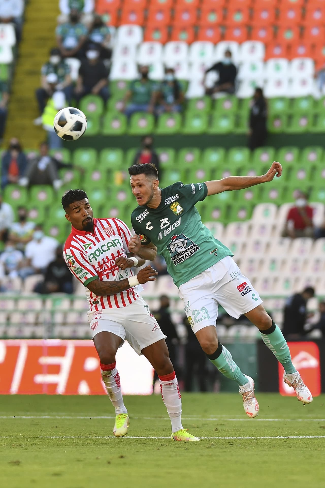 Con hat trick de Víctor Dávila, león golea a necaxa 3-0 y aseguran su lugar en la fiesta grande del futbol mexicano.