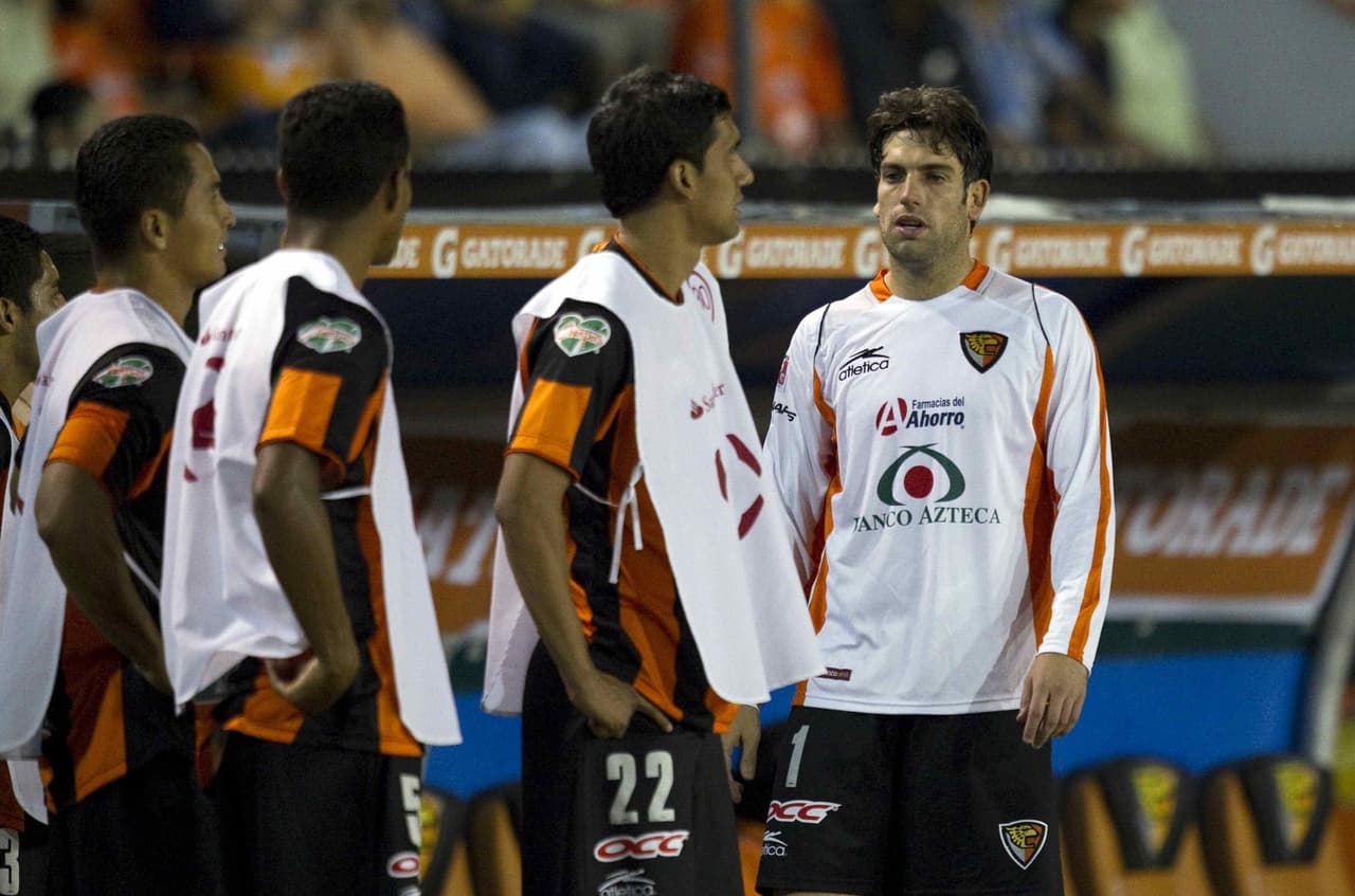 Jaguares de Chiapas jugaba en Barranquilla, Colombia, y el estratega sacó del campo al portero por sus continuos errores. Villalpando lo increpó y quería resolverlo como los hombres.