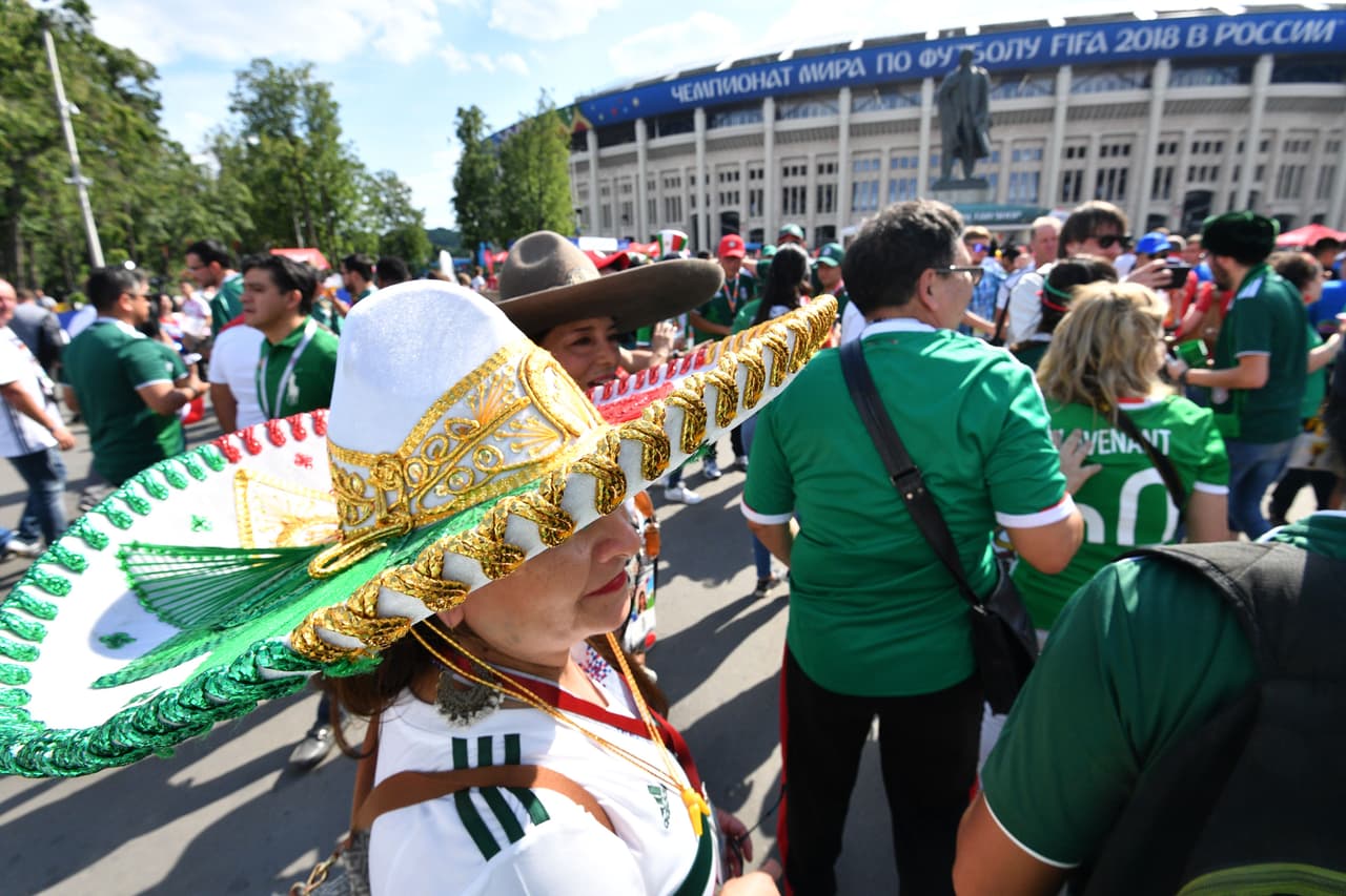 Los fanáticos de México sobresalieron frente a los de Alemania por sus atuendos, que entre sombreros, pinturas y demás, sin duda fueron más llamativos en medio del debut del grupo F del Mundial.