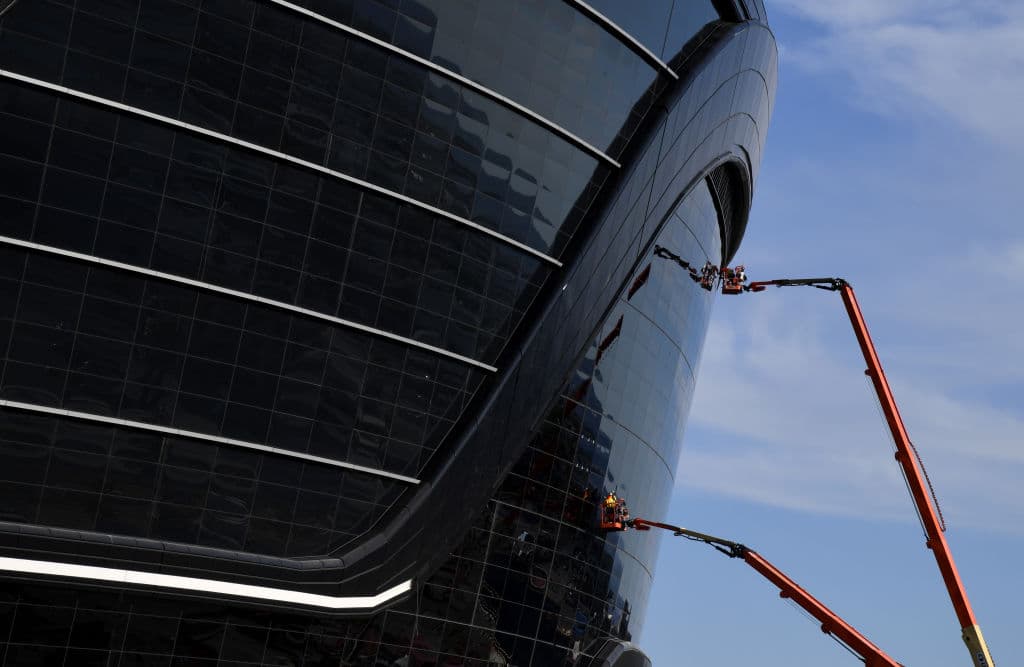 El Allegiant Stadium, nueva casa de Las Vegas Raiders, recibe los últimos detalles para ser estrenado la siguiente temporada de la NFL.