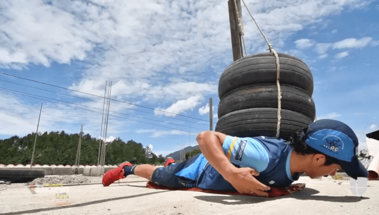 Para los músculos del torso y la espalda armó este balancín con llantas suspendidas con una cuerda.