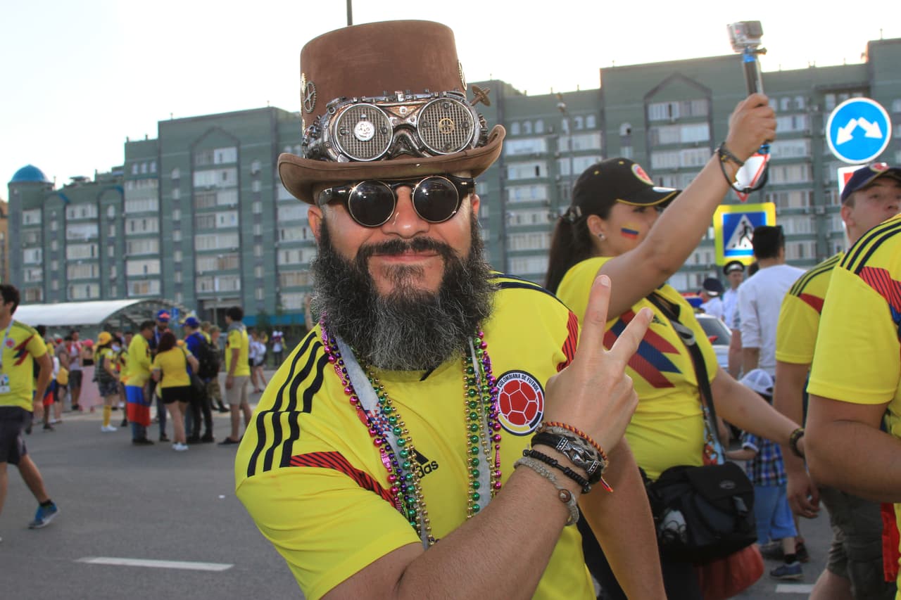 Aficionado colombiano celebrando en las calles de Kazán.