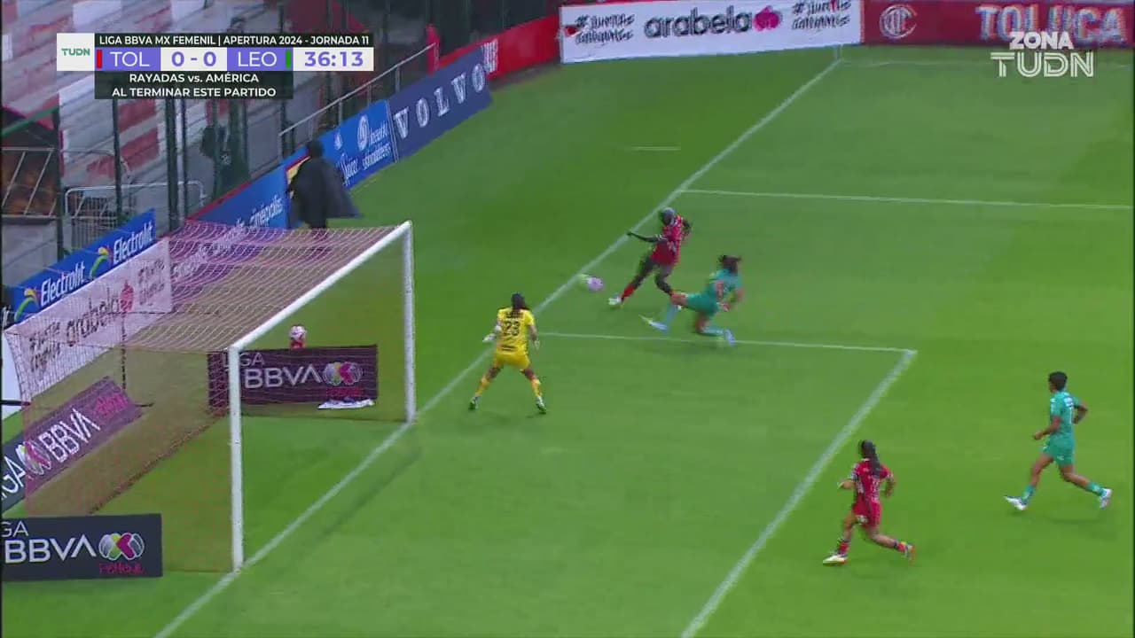 ¡A la red por fuera! Michaela Abam no puede definir la oportunidad