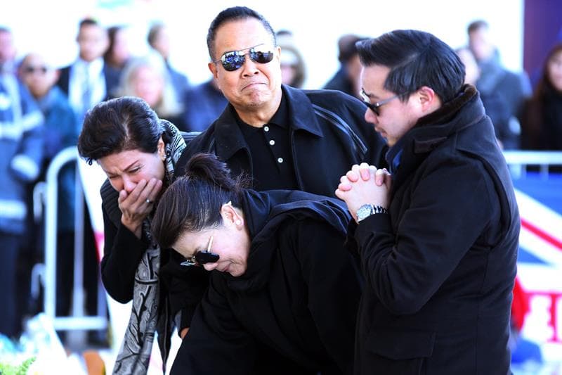 La esposa y el hijo de Vichai Srivaddhanaprabha, propietario del Leicester City, presentaron sus ofrendas junto miles de hinchas del club que se despidieron del hombre que falleció en un accidente de helicóptero de forma trágica.