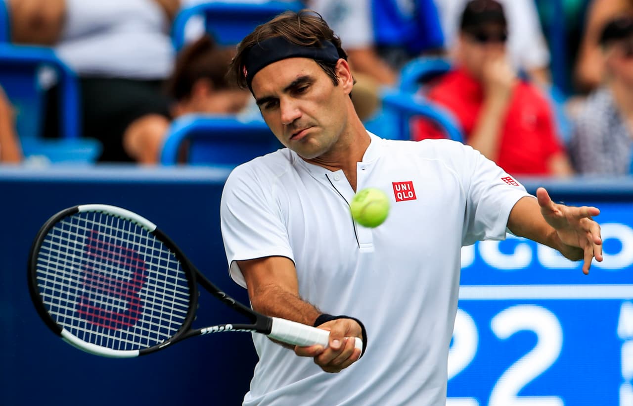 El suizo Roger Federer, segundo favorito, venció al argentino Leonardo Mayer por 6-1 y 7-6 (5), para alcanzar los cuartos de final del Masters 1000 de Cincinnati.