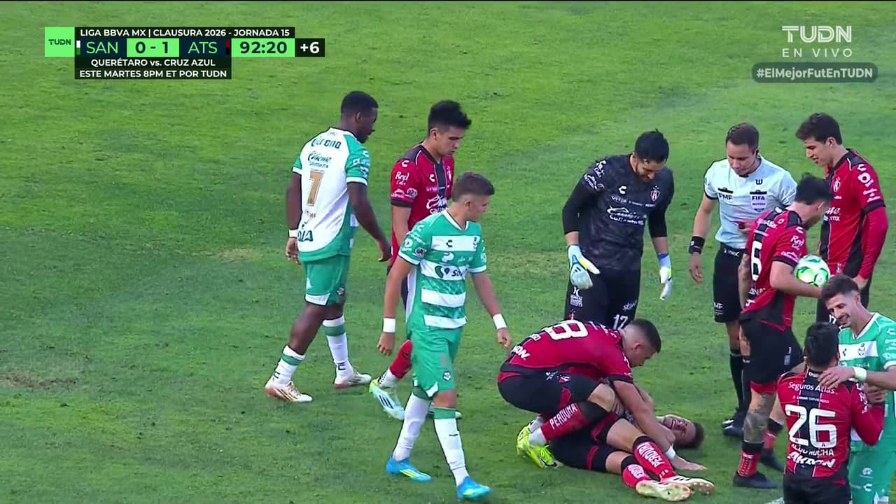 ¡Expulsión! El árbitro saca la roja directa a Tahiel Jiménez.