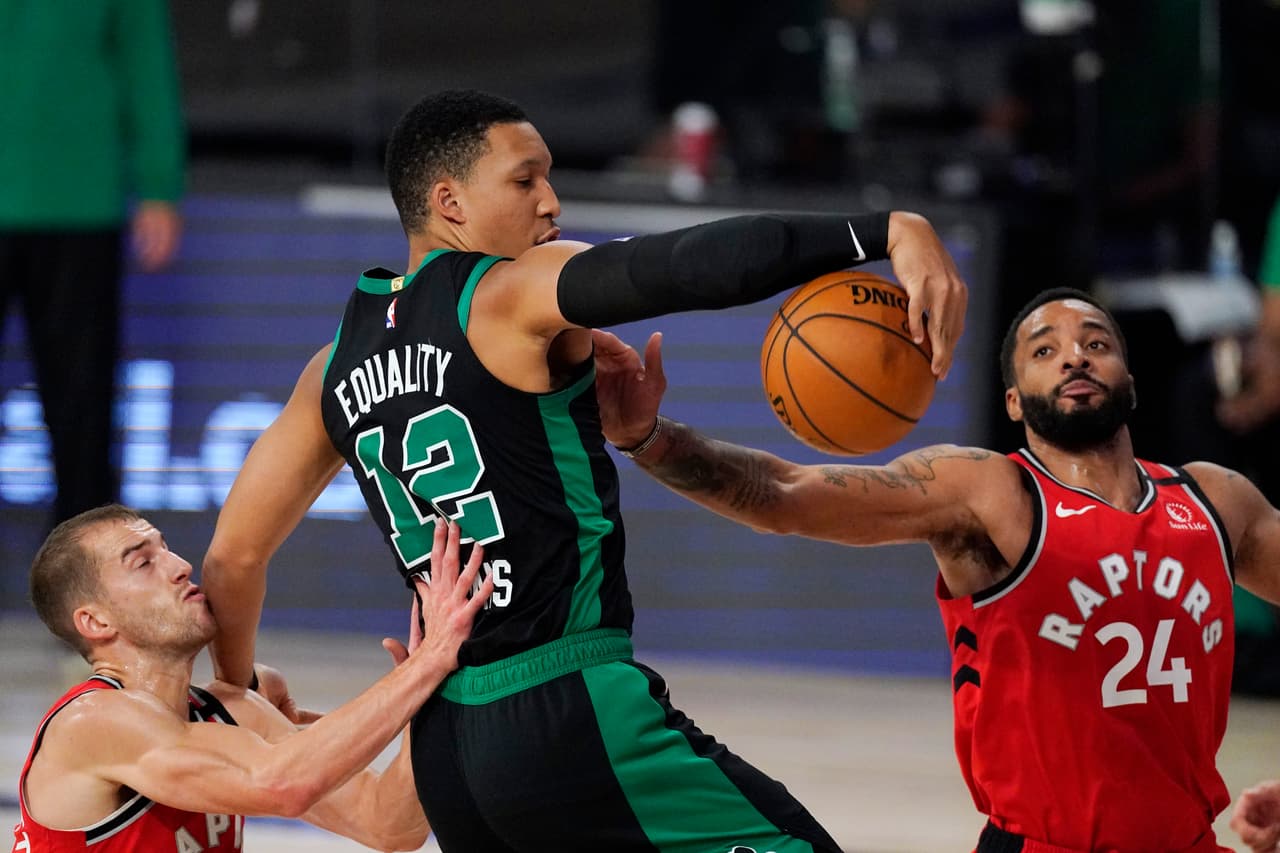 Los Celtics ponen a los campeones Raptors contra la pared