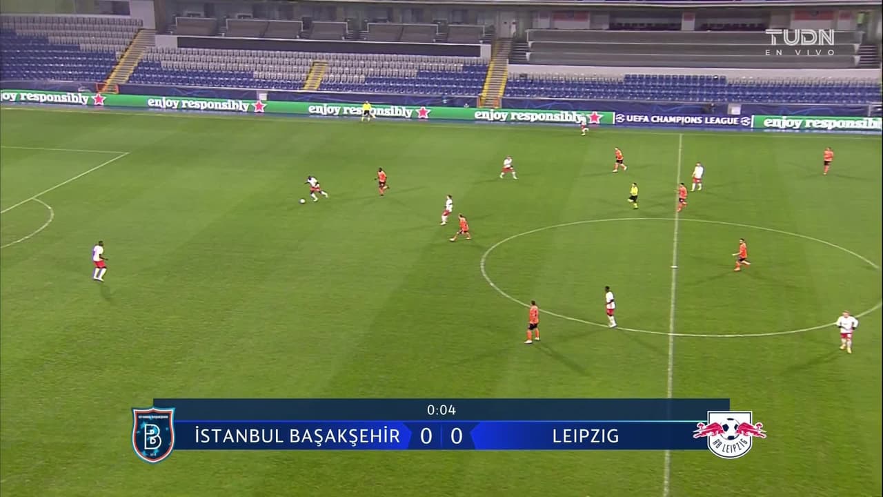 Arranca el partido y la pelota está en juego.
