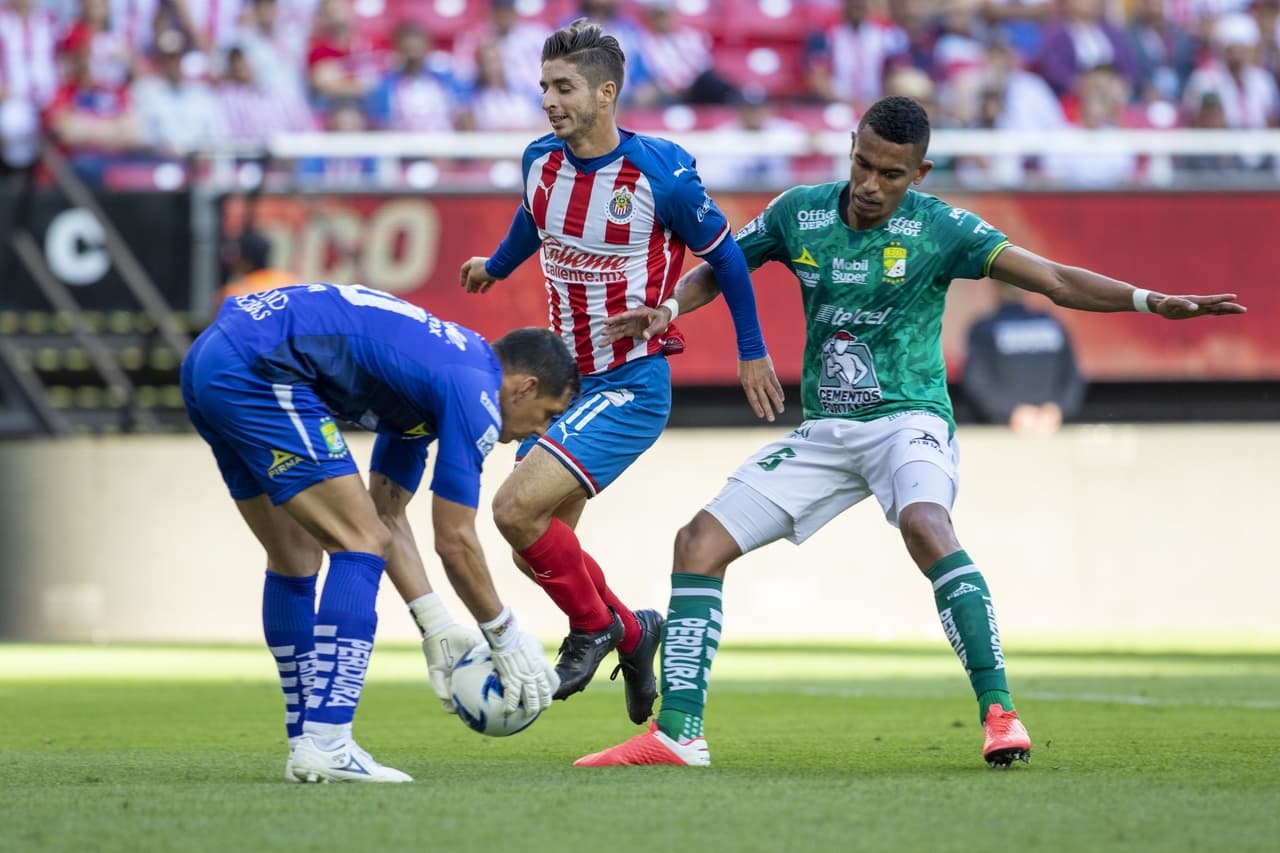 Chivas recupera el buen momento tras vencer con autoridad 2-0 a León y apunta al Clásico Tapatío ante Atlas.