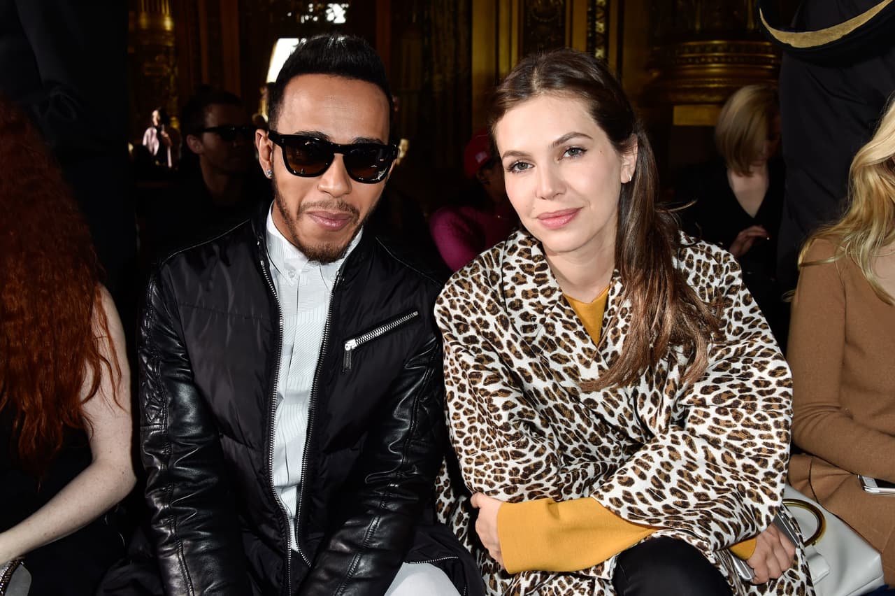 Sin embargo, Dasha es una reconocida socialité y toda una personalidad del mundo de la farándula. El que aparece a su lado es el piloto británico de Fórmula 1, Lewis Hamilton.