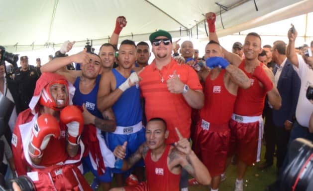 El campeón mexicano salió de un mundo complicado gracias al boxeo.