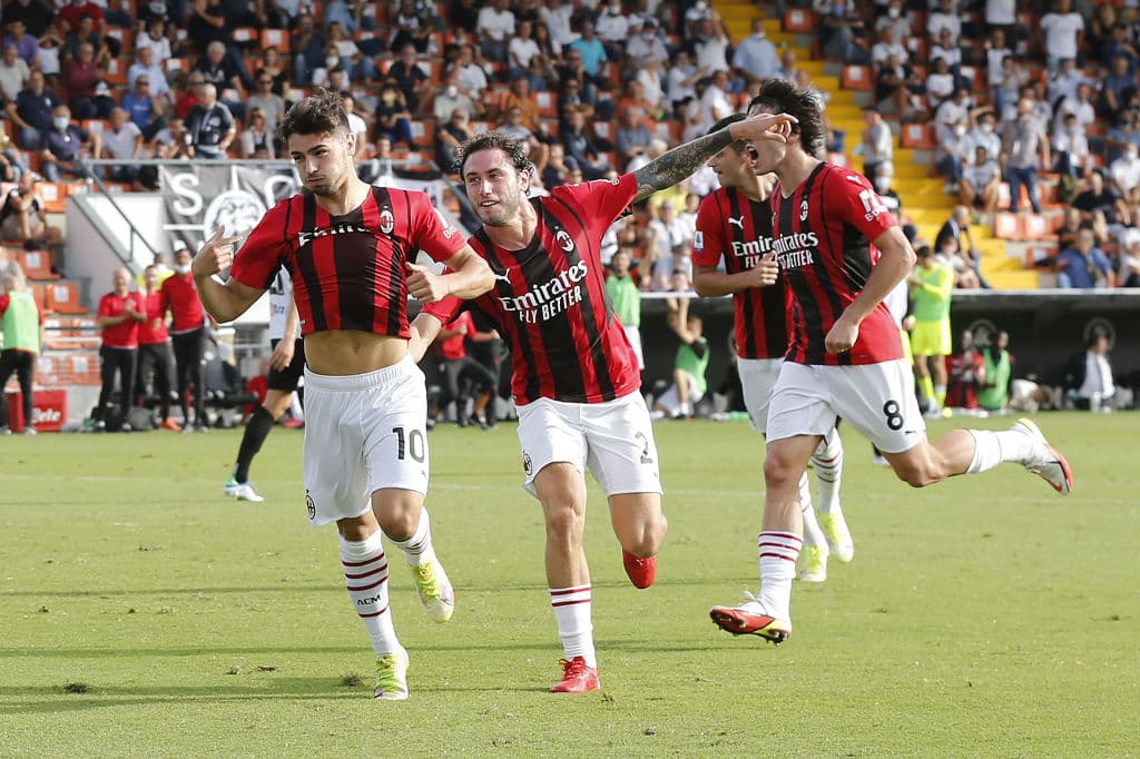 Inter de Milan y Atalanta empatan 2-2, Genoa y Hellas Verona empatan 3-3 y el Milan es el único que logra sumar tres putnos tras vencer 1-2 al Spezia.