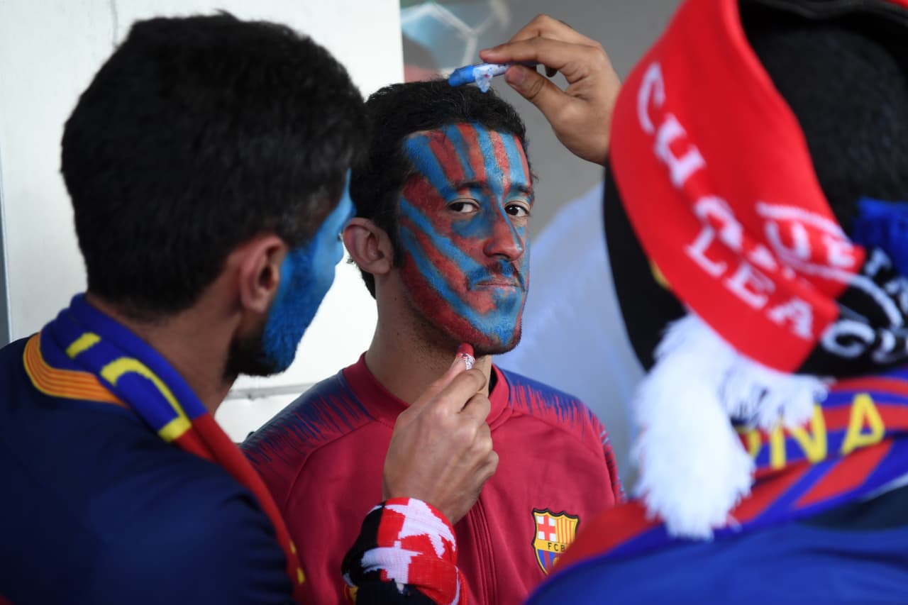 Desde muy temprano los fanáticos del Barcelona y del Liverpool se tomaron las calles del centro de la Ciudad Condal y los alredores del Camp Nou para prender el ambiente. Banderas, bufandas, rostros pintados, playeras y más hicieron parte de esta colorida previa en la Semifinal de la UEFA Champions League.