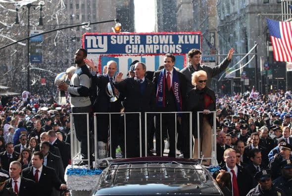 En el carro principal, el coach Tom Coughlin, Eli Manning y Justin Tuck acompañaron a las familias Mara y Tisch, propietarias de la franquicia campeona.