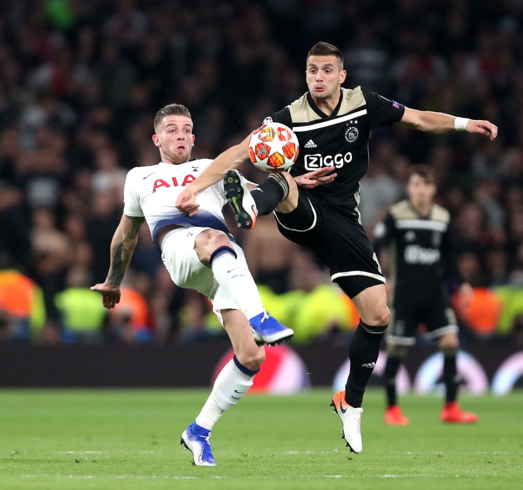 Aunque Dusan Tadic no participó directamente en la jugada del gol del Ajax se mantuvo muy participativo, pedía la pelota y jugaba sin balón para convertirse en opción de sus compañeros.