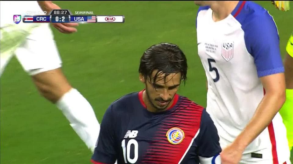 Disparo afuera de Bryan Ruiz