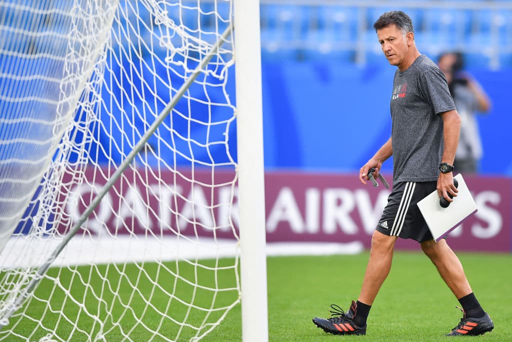 Juan Carlos Osorio, entrenador colombiano de la selección nacional, se mira pensativo y se prevén cambios en la alineación, uno de ellos obligado, para enfrentarse a la poderosa Canarinha.