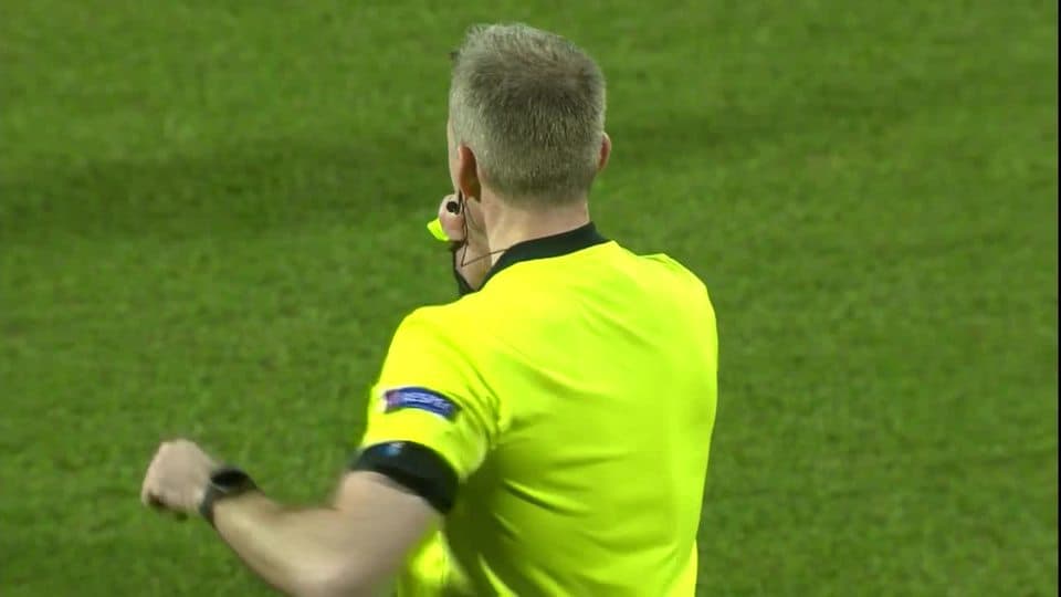 Arranca el partido y la pelota está en juego.