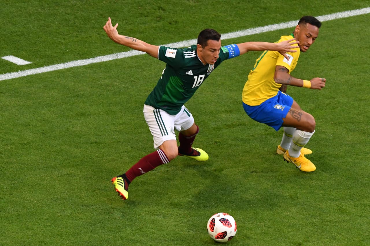 Por su parte, a Andrés Guardado le tocó vérselas en contra de Neymar.