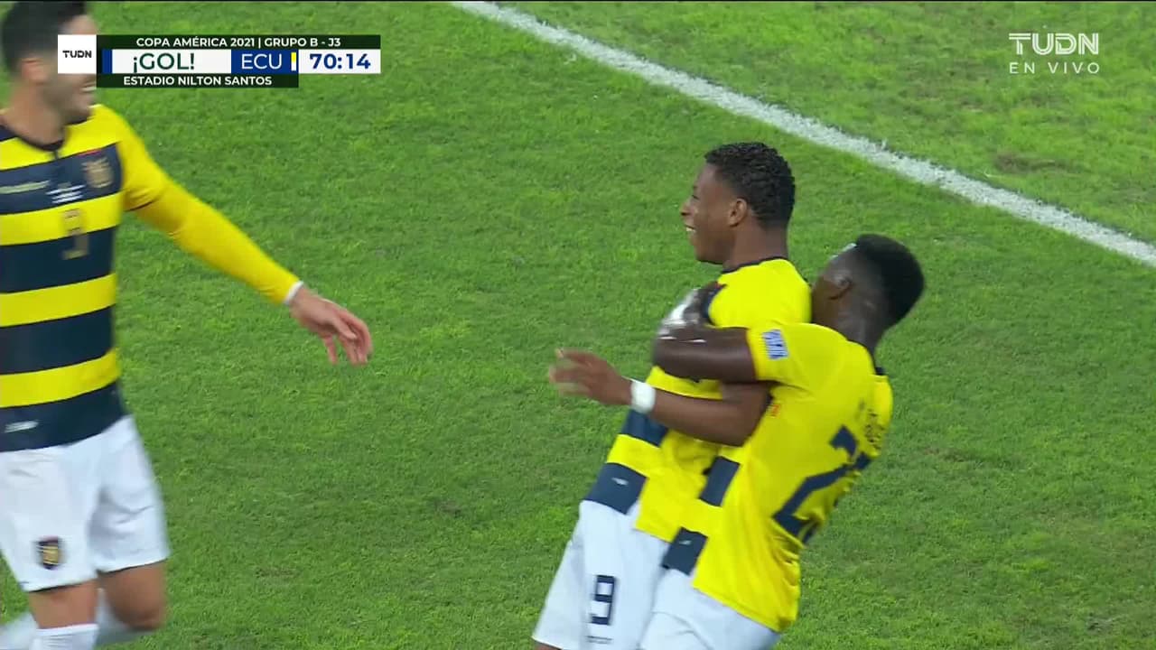 ¡TIRO ATAJADO! disparo por Gonzalo Plata.