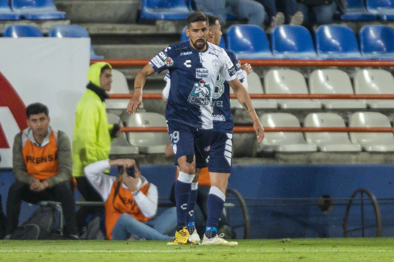 Franco Jara celebra con sus compañeros luego de provocar el autogol que pone el 1-1.