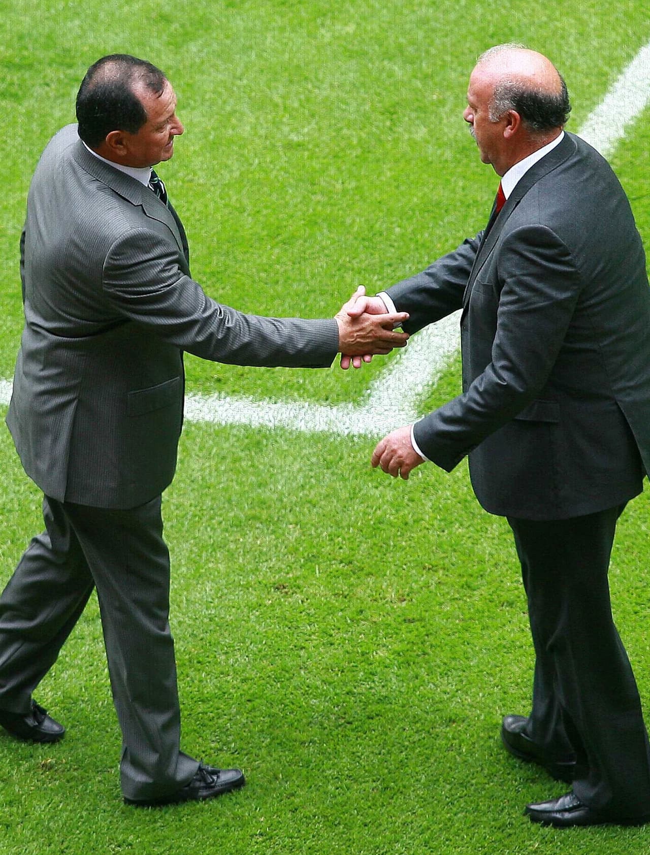 El 'Ojitos' fue ovacionado por su trayectoria y puede presumir un empate ante la mítica 'Roja' campeona del mundo en un juego que quedó igualado a un gol ante un pletórico Estadio Azteca.