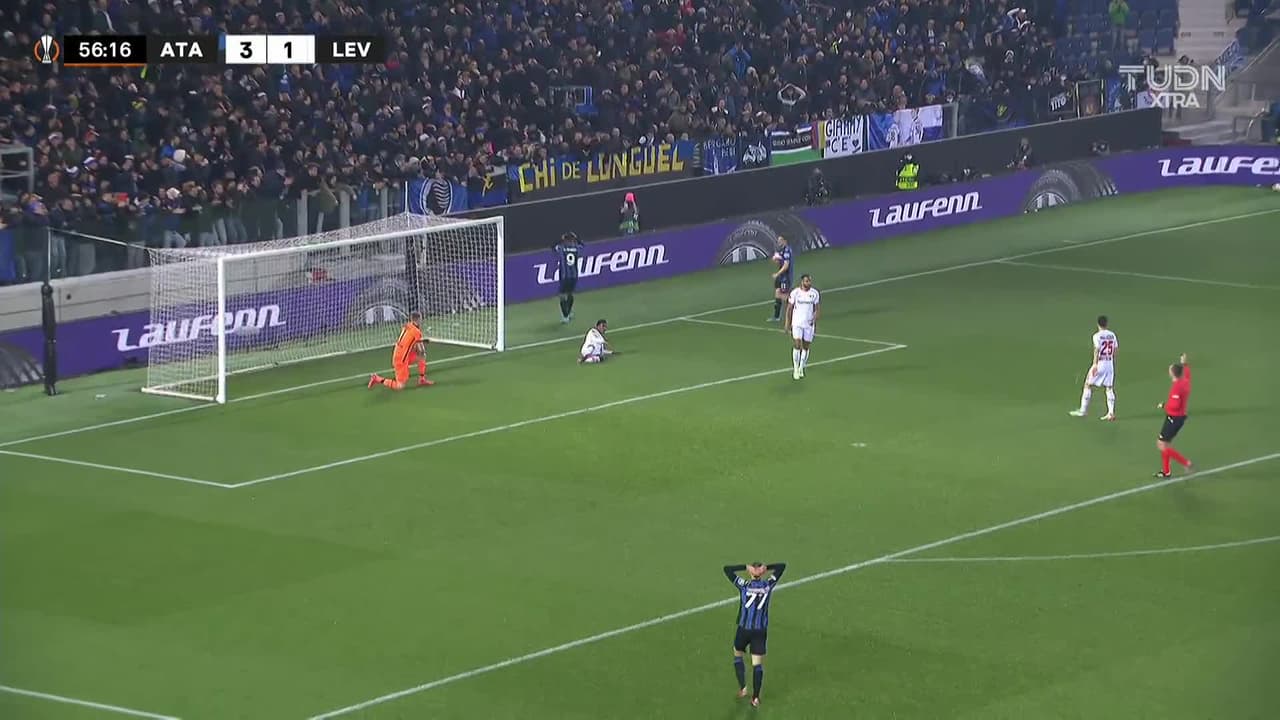 ¡TIRO ATAJADO! disparo por Luis Muriel.