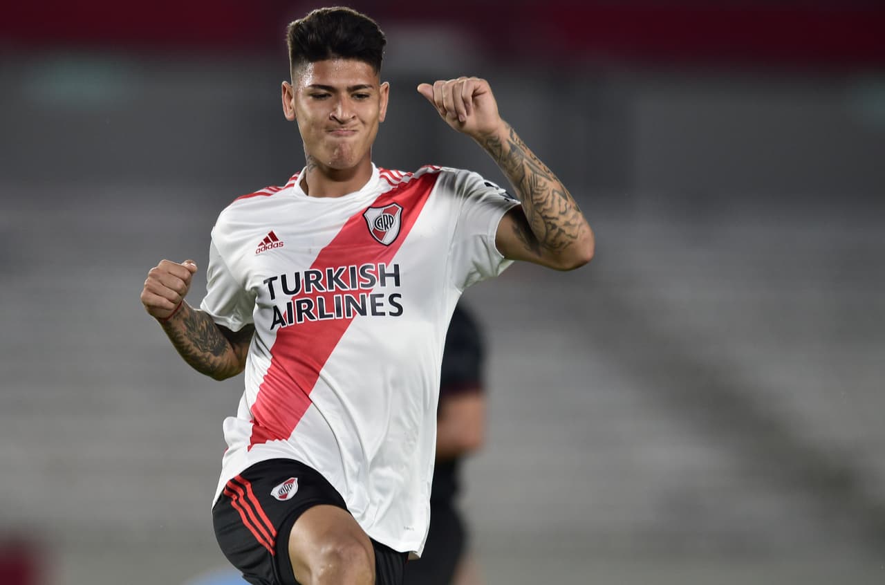 La banda más famosa de la Argentina, River Plate tiene la que quizá sea la camiseta más famosa del mundo con ese diseño.