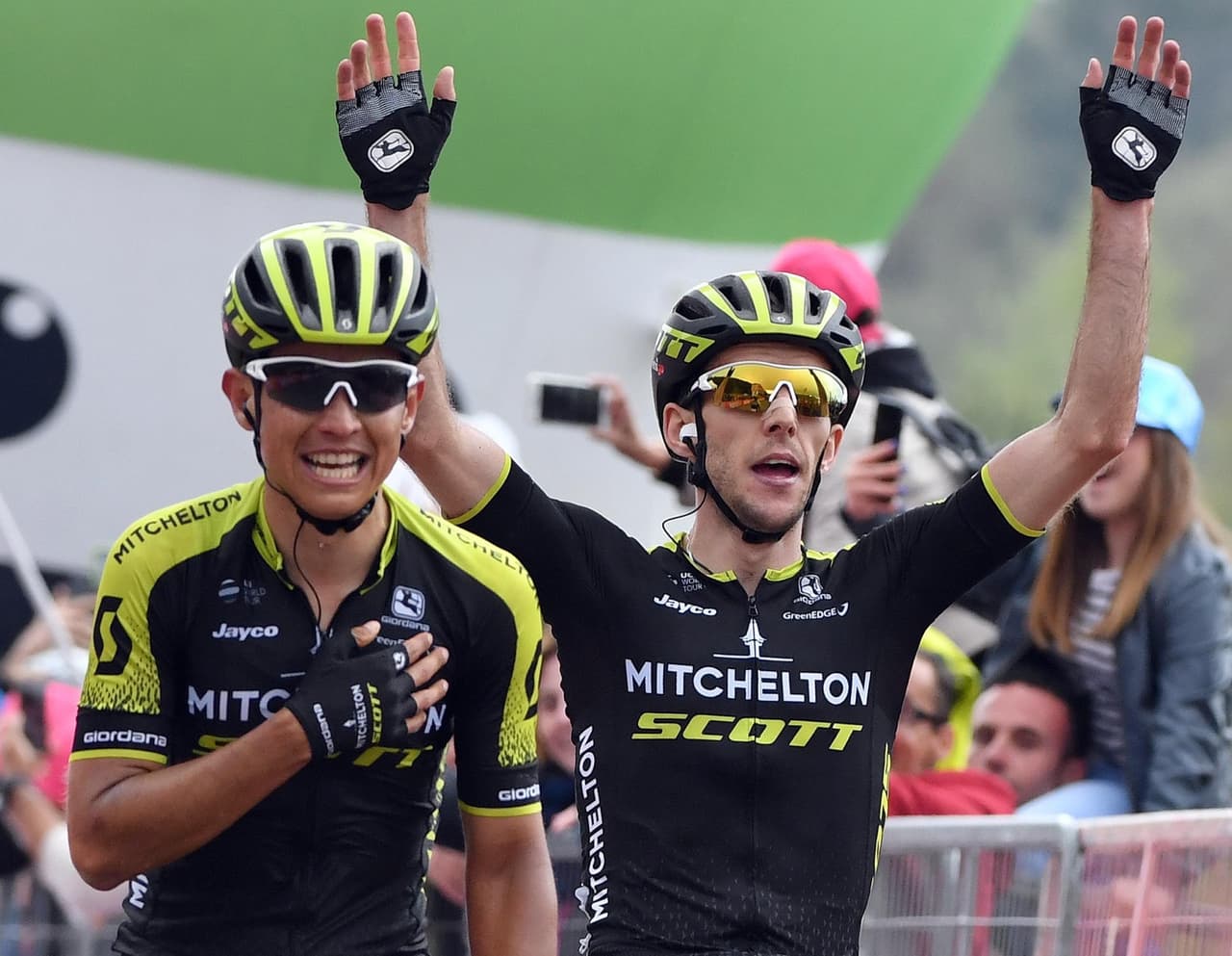 En un festival del equipo Mitchelton, Chaves y Yates entraron juntos en meta, con un tiempo de 4h.16.11, con una ventaja de 25 segundos sobre el grupo de favoritos,