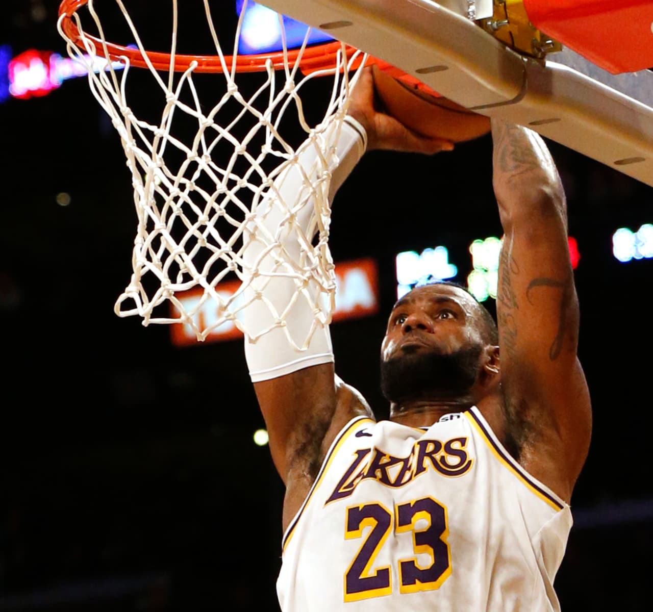 Los Angeles Lakers sufren una derrota esta semana contra Dallas, pues la defensa que mostraban hace unas semanas, ha bajado de intensidad, sin embargo han mejorado un poco más en cuanto a ataque. Lebron James y Anthony Davis siguen jalando las riendas del equipo.