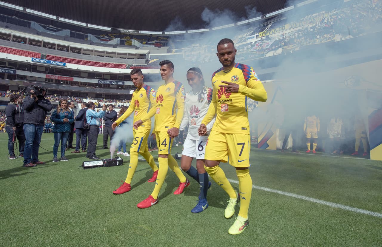 Las Águilas, tanto el equipo varonil y femenil, convivieron con los aficionados y se tomaron la foto oficial con ellos en el Estadio Azteca.