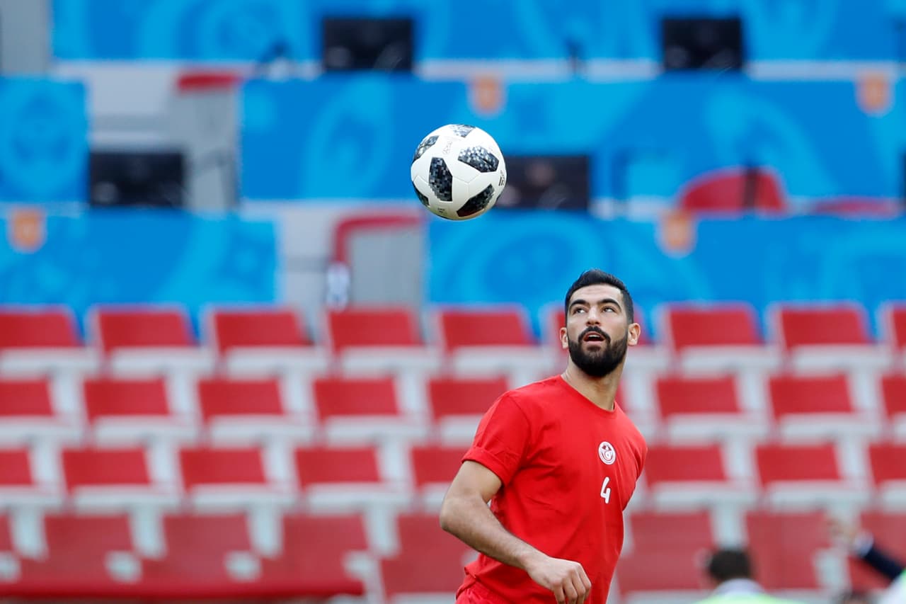 Yassine Meriah, zaguero de la selección tunecina, observa con detenimiento el esférico mientras cierra preparación el equipo norafricano que llegó con buena expectativa pero se va sin mucho éxito.