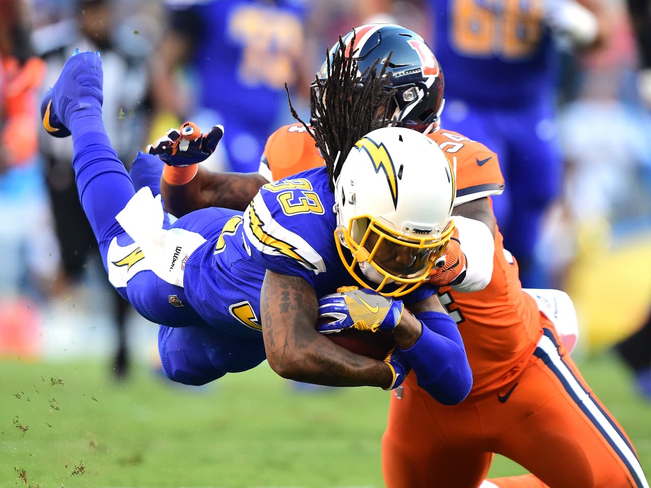 Dexter McCluster de los Cargadores de San Diego vuela con la pelota, pero Brandon Marshall de los Broncos de Denver lo bloquea en el Qualcomm Stadium en San Diego, California, durante la victoria del local 21-13.