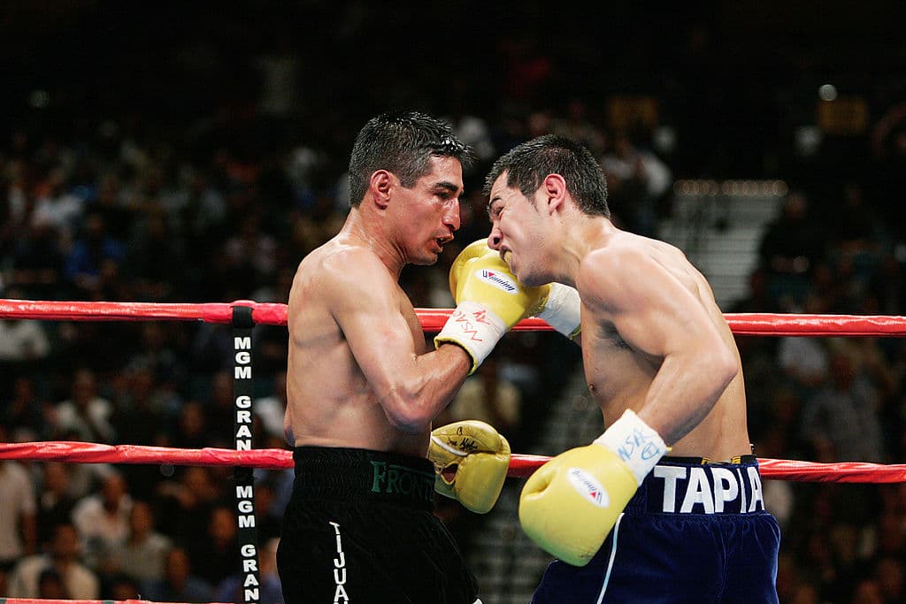 Erik Morales (izq) conecta a Marco Antonio Barrera en su pelea por el cetro súper pluma del WBC en MGM Grand Garden Arena el 27 de noviembre de 27 de 2004 in Las Vegas, Nevada. Barrera venció a Morales por decisión mayoritaria tras 12 intensos asaltos que tuvieron de pie y dejaron sin voz a miles de fans que miraron una pelea de antología.