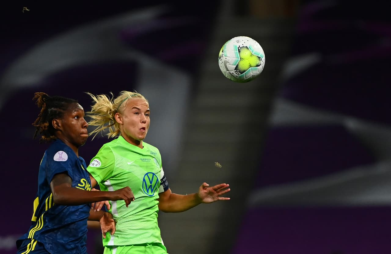 Kadeisha Buchanan del Lyon pelea el esférico con Pernille Harder del Wolfsburg.