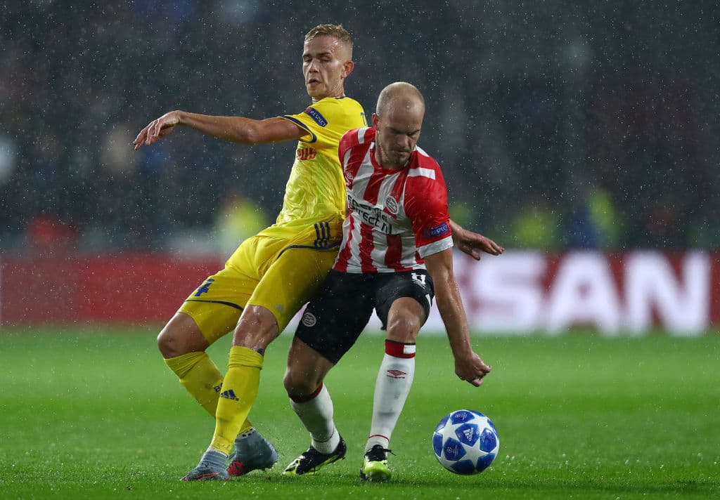 Con una victoria en patio ajeno por 3-2 en la ida, el equipo obligado a salir en la vuelta con el cuchillo entre los dientes era el BATE Borisov de Bielorrusia, pero el Philips Stadion es un fortín.