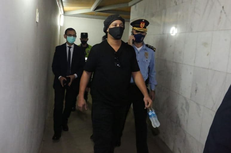 Ronaldinho vuelve a ser libre luego de varios meses en la cárcel