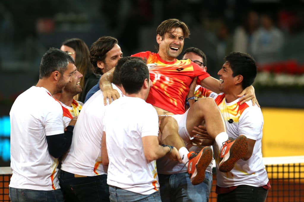 Este miércoles 8 de mayo de 2019 el tenista español David Ferrer se despidió oficialmente del tenis. El nacido en Alicante ganó 27 torneos a lo largo de su carrera, le fue esquivo un Grand Slam al quedarse en la Final del Abierto de Francia de 2013. Se apoderó con España de tres títulos de Copa Davis y será recordado como una de las raquetas más competitivas y profesionales de las últimas dos décadas. Ganó el 66.1 por ciento de sus matches. Estas son las imágenes de su último juego como profesional ante Alex Zverev en el Abierto de Madrid.